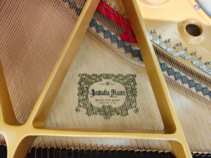 Piano à queue Yamaha G2 blanc, 88 touches lestées, style classique, pour un jeu professionnel, montage au sol, plancher de sonorisation en bois massif - Product Image 6