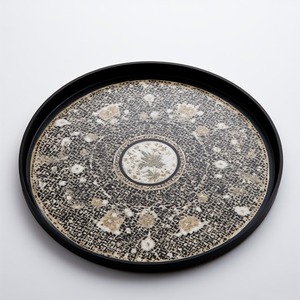 Assiette de chargeur en résine de sable perlé inspirée des rivages côtiers avec des teintes beiges et une texture d'opale brillante pour les rassemblements en bord de mer - Product Image 5