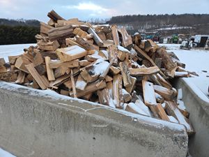 Bois de chauffage en chêne et hêtre séché au four, bois dur de mangrove de qualité supérieure, combustion efficace, longueurs de coupe de 25 cm et 33 cm, en vente - Product Image 4