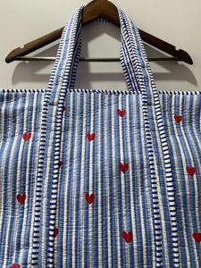 Sac fourre-tout en coton doux matelassé fait à la main, rayé bleu, avec broderie de cœur, fermeture éclair, sac de voyage et quotidien mignon - Product Image 2