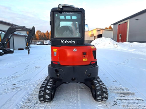 Mini-excavatrice compacte Kubota U36-4 de 3,9 tonnes, 24,8 CV, sur chenilles, diesel, hydraulique, avec cabine fermée, chauffage/climatisation et 3 godets. - Product Image 4