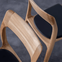 Chaise de salle à manger en chêne massif moderne du milieu du siècle avec siège en cuir, design empilable pour la maison, le bureau, le restaurant ou l'hôtel