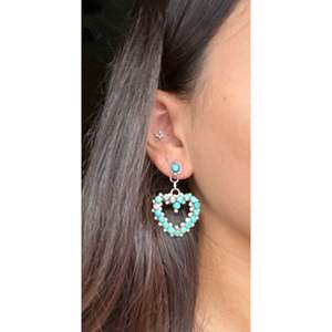 Pendientes Colgantes Zuni Hechos a Mano con Turquesa Kingman y Plata de Ley, Diseño de Corazón - Product Image 5
