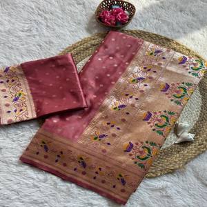 Sari VASTRA COTTAGE Premium de Satén Paithani en Satén Gajji Puro y Suave con Trabajo Zari Meena, Pallu de Pavo Real y Blusa a Juego - Product Image 5