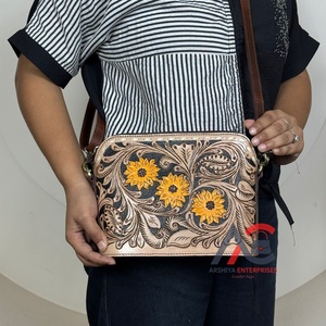กระเป๋าสตางค์และกระเป๋าถือหนังวัวลายดอกไม้ดอกทานตะวันทำด้วยมือของผู้หญิงพร้อมสายคล้องไหล่สำหรับการใช้งานประจำวัน - Product Image 1