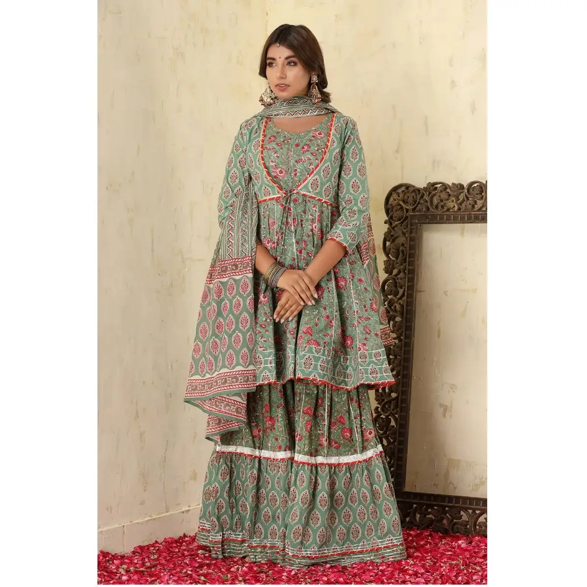 Party wear Green Floral Printed Cotton Sharara con Dupatta Set per ufficio e funzione di matrimonio