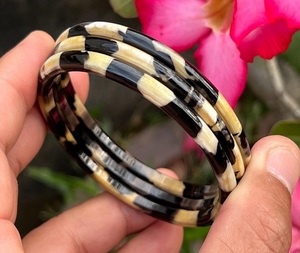 Brazaletes de cuerno de búfalo hechos a mano elegante Feng Shui decoración del hogar para fashionistas tallado estilo amor hueso - Product Image 1