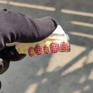 Rejilla Dental Personalizada Rosa Vibrante para los Dientes Superiores, con Piedras de Moissanita Rosa Helado, Chapado en Oro Amarillo, Joyería de Moda para Mujer - Product Image 3