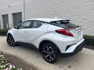 2022 T * oyota C-HR XLE d'occasion - Product Image 6