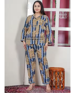 Ensemble de vêtements de nuit à la mode pour femmes avec tissu de rayonne imprimé partout comprenant un haut à manches longues et un pantalon à coupe décontractée pour l'été - Product Image 5