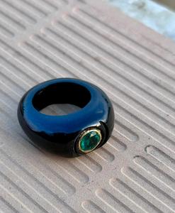 Bague de déclaration sculptée à la main en pierre précieuse d'onyx noir naturel avec cristal vert au centre bijoux en onyx - Product Image 2