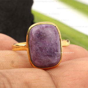 หมอนชาโรไรต์ธรรมชาติสีม่วงขนาด10X14มม. 925กรอบสีเงินสเตอร์ลิงประดับทอง18K - Product Image 1