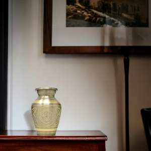 Célébration de la vie Mini urne souvenir de crémation pour cendres humaines-Qnty 1-Belle et intemporelle trouvaille (laiton sculpté en argent) - Product Image 5