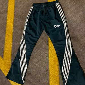 Pantalon cargo tactique Y2K personnalisé pour hommes, logo imprimé en silicone personnalisé, pantalon cargo en nylon, pantalon de survêtement à pattes évasées, pantalon de survêtement à rayures latérales pour hommes - Product Image 1