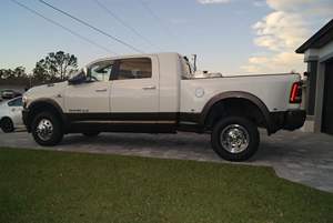 Ligeramente usado en buen estado 2021 R a M 3500 Limited Longhorn Mega Cab 4x4 Diesel Automatic - Product Image 3