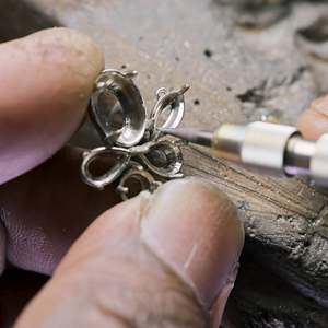 Pendientes delicados hechos a mano de 18 quilates de oro sólido corte ovalado y corte de pera diamantes de laboratorio diseño de araña flor gota pendientes de novia para mujer - Product Image 4