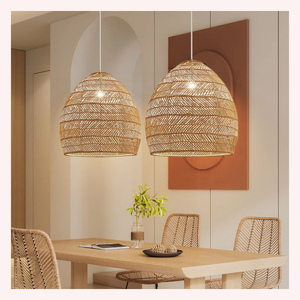 Colgante de brillo orgánico, iluminación tejida a mano de alta gama en ratán, yute y algas marinas para interiores suaves y ambientales - Product Image 3