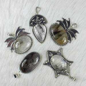 Collar plateado de diseñador con piedras preciosas de rutilo negro, abalorios colgantes de estilo a la moda con patrón de números de cristales - Product Image 2