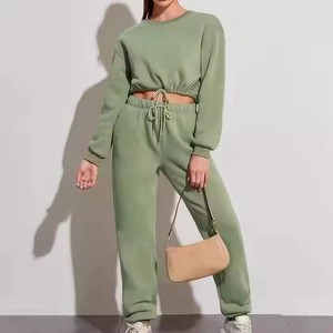 Chándal de felpa francesa liso personalizado, sudadera recortada con cuello redondo, conjunto de 2 piezas, chándal de algodón y poliéster para mujer - Product Image 1