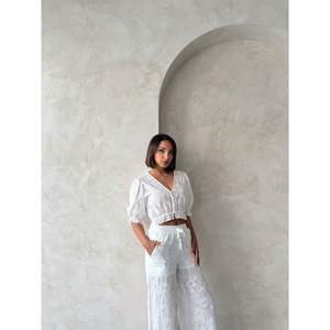 Blusas y Camisas para Mujer - Color Crema, Venta al Por Mayor, con Detalle de Encaje Bordado - Product Image 4