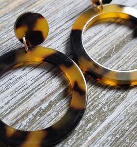 Boucles d'oreilles en résine faites à la main Bijoux de déclaration à la mode colorés légers pour les femmes Occasions décontractées et formelles - Product Image 6