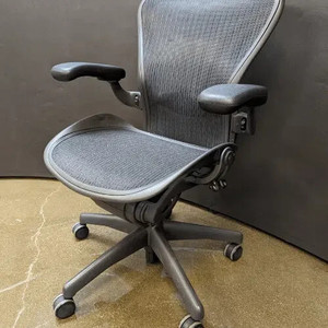 Sillas de Oficina Herman Miller Aeron Nuevas, Tamaño B, Color Negro, Reacondicionadas y Completamente Equipadas - Product Image 2