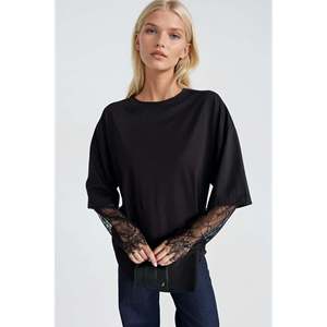 เสื้อยืดโอเวอร์ไซส์ คอวี แต่งลูกไม้ที่แขน - สีขาว - สีขาว - Product Image 3