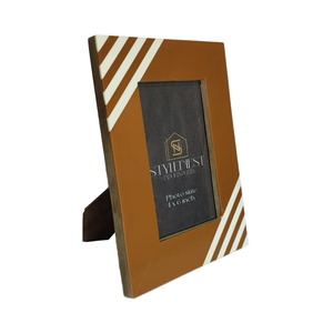 กรอบรูปไม้เรซินฝังรูปช่างฝีมือชาววังขนาด4x6บนโต๊ะแสดงภาพโลหะจากช่างฝีมือราชวงศ์ - Product Image 1