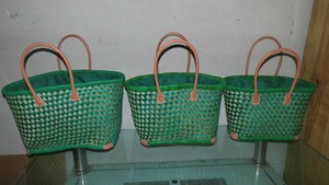 กระเป๋าถือสานมือจากหญ้าทะเลสำหรับฤดูร้อน พร้อมหูหิ้วหนัง ปิดแบบเปิดและเชือกรูด ตกแต่งด้วยงานปัก - Product Image 6