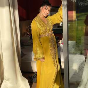 Caftan traditionnel marocain en soie crêpe jaune avec broderie à la main, robe musulmane décontractée respirante et accessoires - Product Image 1