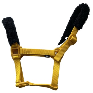 Licou de cheval en nylon de haute qualité avec raccords en plastique durables et rembourrage en fourrure facile à porter et à nettoyer - Product Image 1