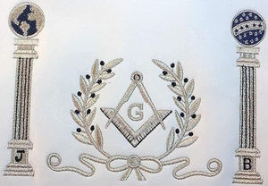 Tablier en tissu personnalisé de luxe bleu marine avec broderie maçonnique carrée et colonnes, franges argentées - Product Image 2