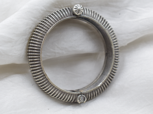 กําไลเงินทําด้วยมือขายส่งที่ได้รับความนิยมล่าสุดดูเหมือนกําไลที่เปิดได้แบบตะวันตกสําหรับเด็กหญิงและสตรี - Product Image 2