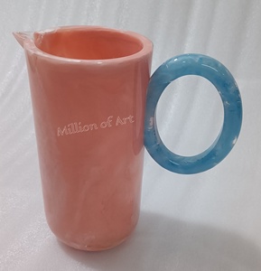 เหยือกใส่น้ำชาเย็นแบบด้ามจับทำจากเรซินสีชมพูหมุนได้เป็นมิตรกับสิ่งแวดล้อมทันสมัยหรูหราทันสมัยออกแบบได้ตามต้องการ - Product Image 1