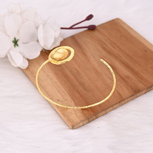 Brazalete Abierto de Latón Chapado en Oro, Diseño Simple y Moderno, Joyería Personalizada para Mujer, Regalos de Aniversario - Product Image 4