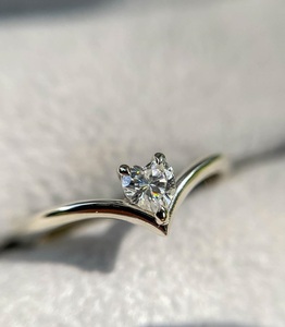 Anillo de compromiso solitario con circonita de corte corazón de 5 mm y engaste de puntas, banda de boda moderna en forma de V Chevron, plata de ley 925, regalo para mujer - Product Image 1