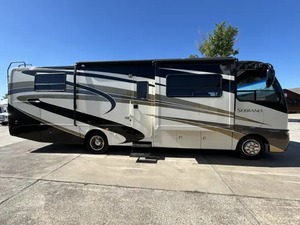 Autocaravana Usada en Excelentes Condiciones, Modelo T-H-O-R M-O-T-O-R 31V 2010, Alto Rendimiento, 36 pies de Largo, 2000 kg de Carga Útil, Acero Inoxidable Oscuro, Plegable - Product Image 4