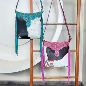 กระเป๋าหนังวัวแท้ลายดอกไม้สีเขียวขุ่นประดับพู่ห้อย งานแฮนด์เมดคุณภาพสูง ดีไซน์ทันสมัย เหมาะสำหรับผู้หญิง - Product Image 1