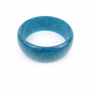 Brazalete de Resina Azul Cielo Clásico, Elegante y Moderno, Diseño Grueso y Sofisticado, Accesorio Unisex para Bodas y Fiestas, para Mujer - Product Image 4