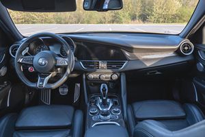 2023 R0-ME0 Giulia Quadrifoglio Bajo Kilometraje Motor en Perfecto Estado Transmisión Automática Techo Panorámico Luces LED Listo para Enviar - Product Image 4