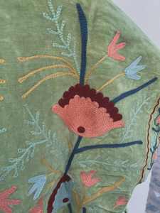 Chaleco de terciopelo verde Suzani con cinturón para mujer, estilo bohemio, floral, sin mangas, para festivales, étnico, bohemio, sin mangas, para superponer. - Product Image 3