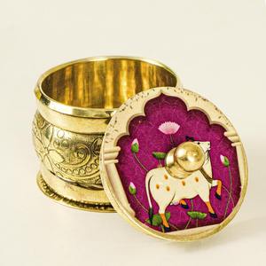 Sindoor Dibbi de latón indio con caja de Kumkum hecha a mano con estampado de Pichwai para regalos de devolución de boda y decoración de festivales - Product Image 3