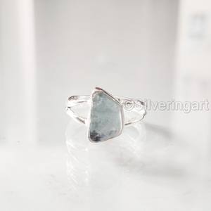 Bague pour femme en argent sterling 925 avec pierre brute naturelle d'aigue-marine martelée, pierre de naissance de mars - Product Image 4
