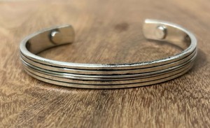 Ultimate Metal Silver Bracelet Cuff Hecho a mano Diseño único Pulido Tallado Kada Para Unisex Moda de moda y lámpara de sal vintage - Product Image 2