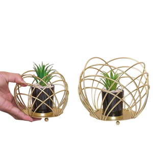 Pot de fleurs élégant sur pied en cuivre avec support minimaliste en métal noir pour la décoration intérieure dans les maisons, les bureaux et les halls - Product Image 1