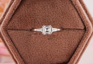 Anillo de Compromiso de Tres Piedras con Diamante Cultivado en Laboratorio de Corte Brillante, Piedra Principal Asscher de 1 Quilate y Piedras Laterales Baguette - Product Image 2