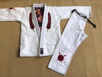 Uniforme d'arts martiaux de marque personnalisée Karaté / Judo / BJJ Gi 100% coton unisexe noir blanc bleu rouge vert OEM