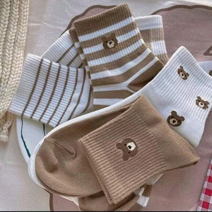 Chaussettes graphiques vintage style streetwear en coton respirant pour usage quotidien, design tendance pour marques de mode, vente au détail et en gros - Product Image 5