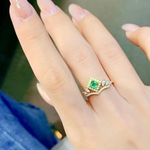 แหวนทอง 14K ทรงเจ้าหญิง ประดับมรกตแซมเบียธรรมชาติและมอสซาไนต์ สำหรับผู้หญิง ดีไซน์ทันสมัย เหมาะสำหรับงานแต่งงาน งานเลี้ยงฉลองครบรอบ และเป็นของขวัญวันเกิดเดือนพฤษภาคม - Product Image 2