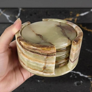 Ensemble de dessous-de-verre carrés en marbre blanc avec élégantes incrustations de voiliers dorés pour une ambiance côtière. Disponible à prix de gros. - Product Image 2